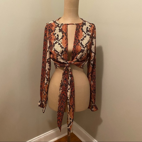 Boohoo Snake print crop long sleeve blouse - Picture 2 of 13